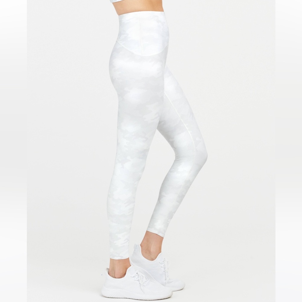 SPANX White Camo Booty Boost Active Printed 7/8 Leggings Size Medium NWT - Picture 3 of 9